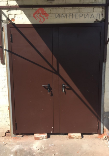 Противопожарная металлическая дверь на служебный вход. С обеими рабочими створками и импасом в середине